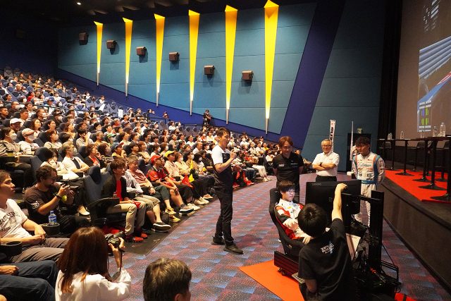 映画館での史上初の本格モータースポーツイベント『SUZUKA FORMULA EXPO 2023』に展示協力 | 株式会社ゼンカイレーシング|レーシングシミュレーターの開発・ハンコン販売 映画館での史上初の本格モータースポーツイベント『SUZUKA FORMULA EXPO 2023』に展示協力